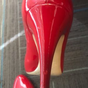HOT RED Valentino Pumps! Gently worn.
